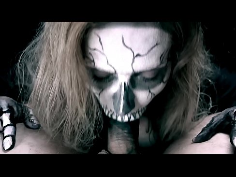 ❤️ Demon girl zuigt pik met haar zwarte mond en slikt sperma. ️ Fuck video at nl.loanworld.top ☑